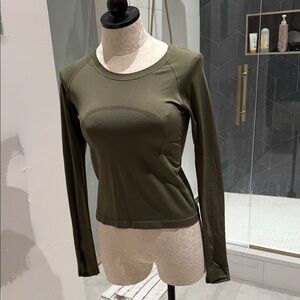 Lululemon long sleeve swiftly size 6